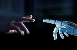 humano i robot se dan la mano