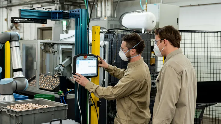 Operarios coordinando procesos para mejorar la secuenciación y eficiencia de la producción industrial.
