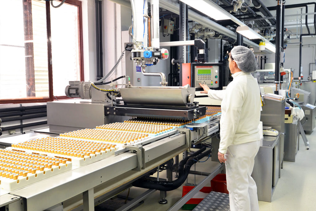 Planta industrial moderna que ajusta la secuenciación de la producción mediante sistemas digitales y automatización.